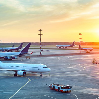 Vorfeld eines Flughafens mit mehreren Jets während des Sonnenuntergangs