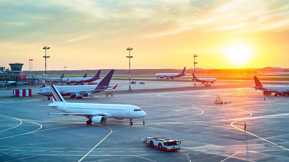 Vorfeld eines Flughafens mit mehreren Jets während des Sonnenuntergangs