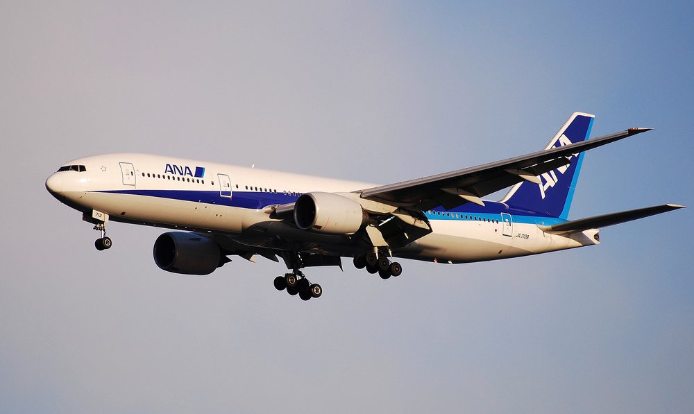 Flugzeug von ANA All Nippon Airways im Landeanflug