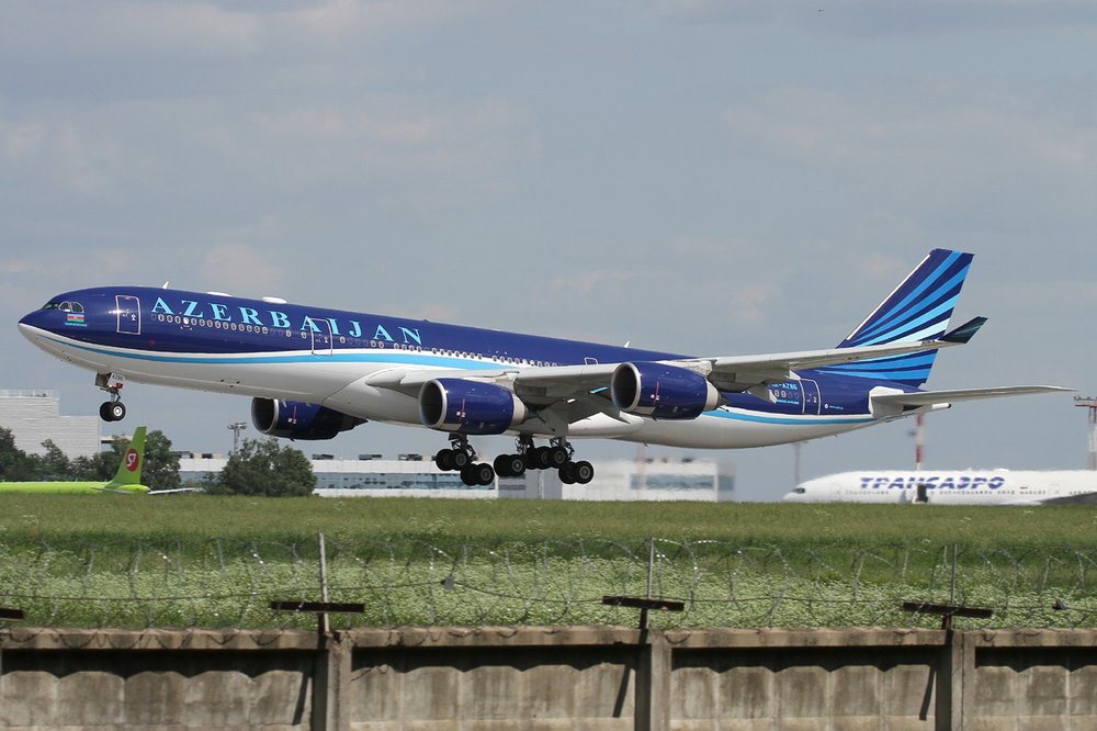 Eine Maschine von Azerbaijan Airlines beim Startanflug.
