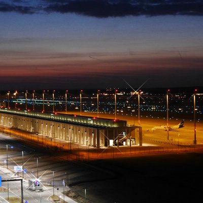 Flughafen BER bei Nacht: Beleuchtetes Rollfeld