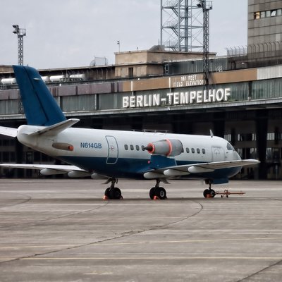 Kleiner Jet auf altem Flughafen Berlin-Tempelhof