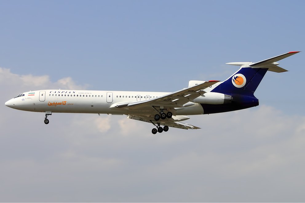 Caspian Airlines Jet in der Luft mit ausgefahrenem Fahrwerk