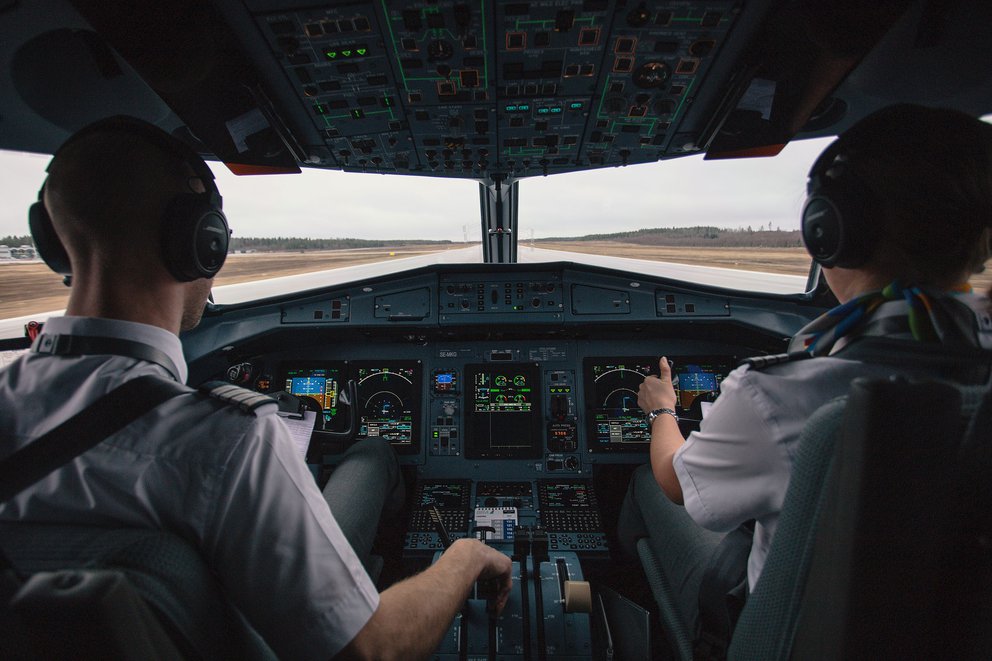 Cockpit-Ansicht von innen über die Schultern der Piloten