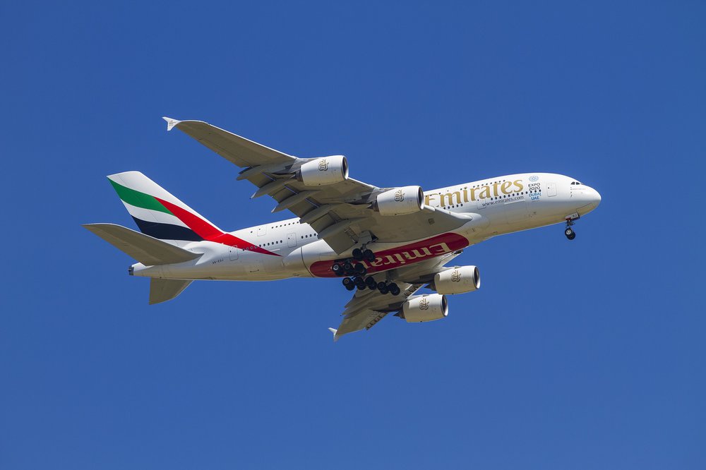 Emirates-Maschine vor strahlend blauem Himmel