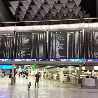 Frankfurt Flughafen - leeres Schalter im Terminal
