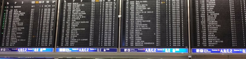 Frankfurt Flughafen - leeres Schalter im Terminal