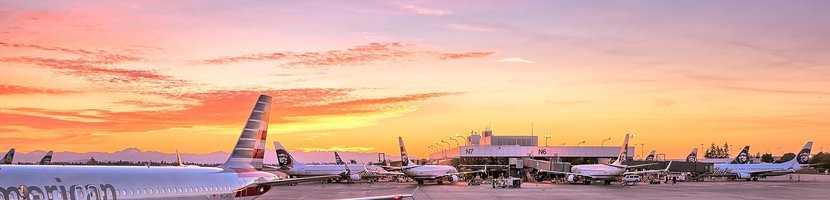 Flugfeld mit mehreren Maschinen im Sonnenuntergang