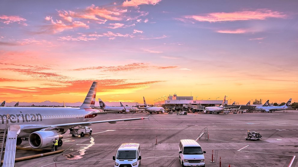 Flugfeld mit mehreren Maschinen im Sonnenuntergang