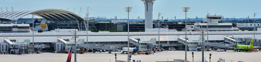 Flugfeld und Tower des Flughafen Münchens mit mehreren Jets