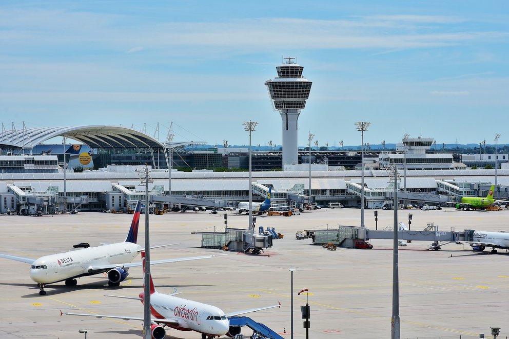 Flugfeld und Tower des Flughafen Münchens mit mehreren Jets