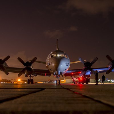 Flugzeug bei Nacht - bereit zum Abflug