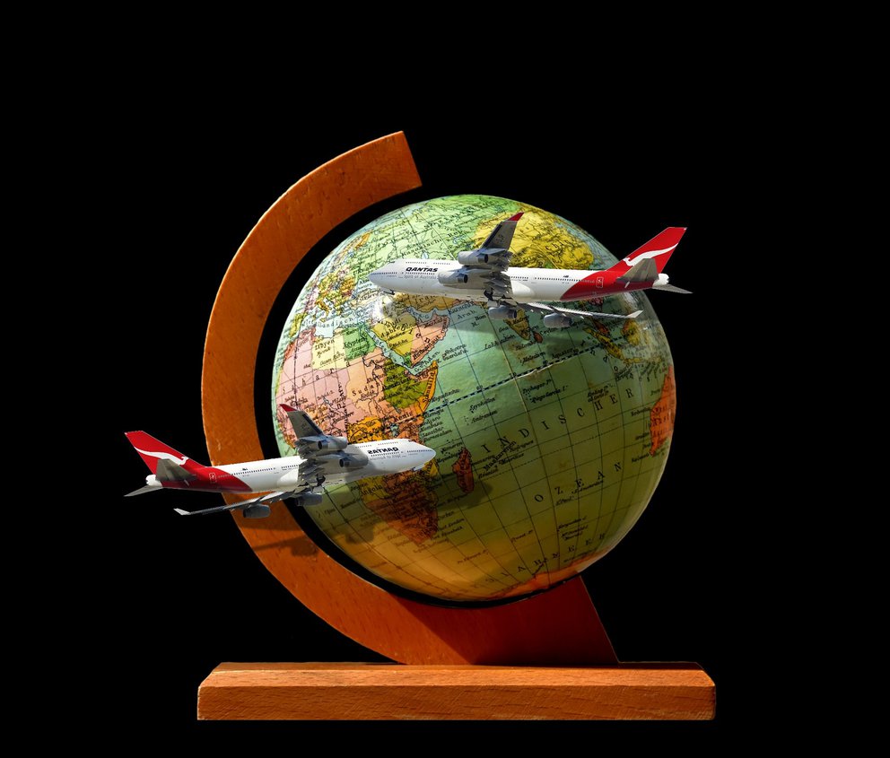 Globus in Holz-Stativ mit 2 Flugzeugen