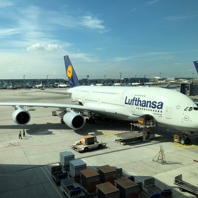 Lufthansa-Maschine beim Boarding am Terminal