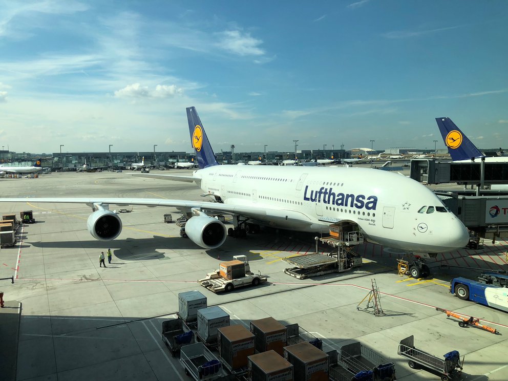 Lufthansa-Maschine beim Boarding am Terminal