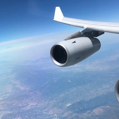 Flugzeug-Tragfläche mit Turbine während des Fluges - Erde von oben