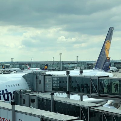 Flughafen Frankfurt Rollfeld mit Lufthansa-Maschine beim Boarding