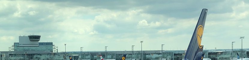Flughafen Frankfurt Rollfeld mit Lufthansa-Maschine beim Boarding