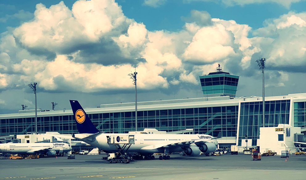 Mehrere Flugzeuge parken vor Terminalgebäude