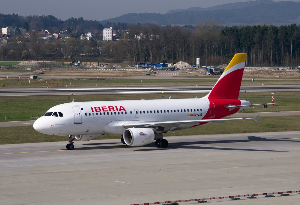 Iberia Maschine auf dem Weg zur Parkposition auf dem Rollfeld nach der Landung