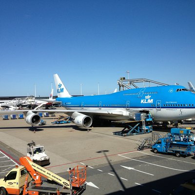 KLM Maschine bei der Abfertigung an der Parkposition