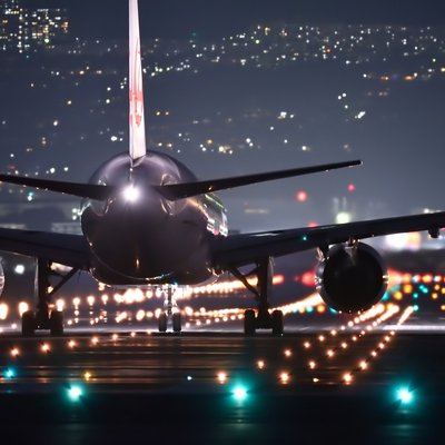 Nachtflug: Flugzeug kurz vor dem Start