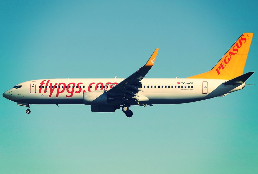 Pegasus Airlines Jet in der Luft mit ausgefahrenem Fahrwerk