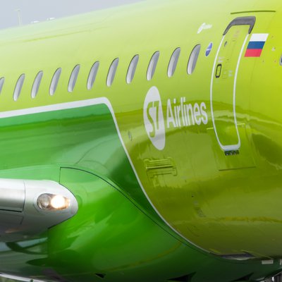 S7 Airlines Jet mit neongrüner Lackierung