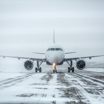 Flugzeug im Winter bei Schlechten Wetterbedingungen auf Startbahn