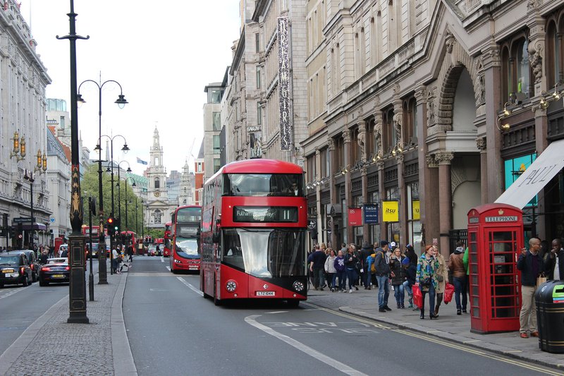 Einkaufsstraße mit zwei roten Bussen