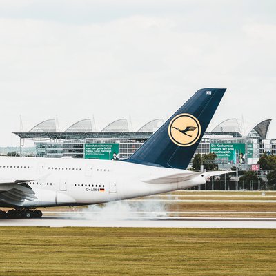 Lufthansa-Jet auf der Startbahn des Flughafen München
