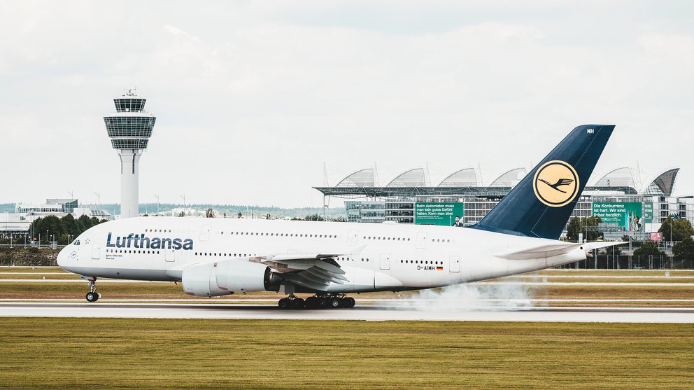 Lufthansa-Jet auf der Startbahn des Flughafen München