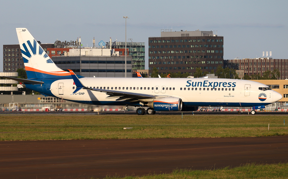 SunExpress Maschine bei Abendsonne auf einem Flugfeld
