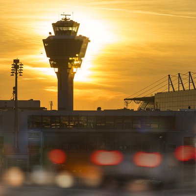 Tower der Flugsicherung auf Flughafen München (MUC) im Sonnenuntergang