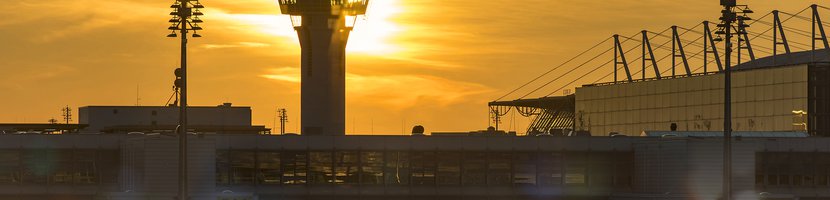 Tower der Flugsicherung auf Flughafen München (MUC) im Sonnenuntergang