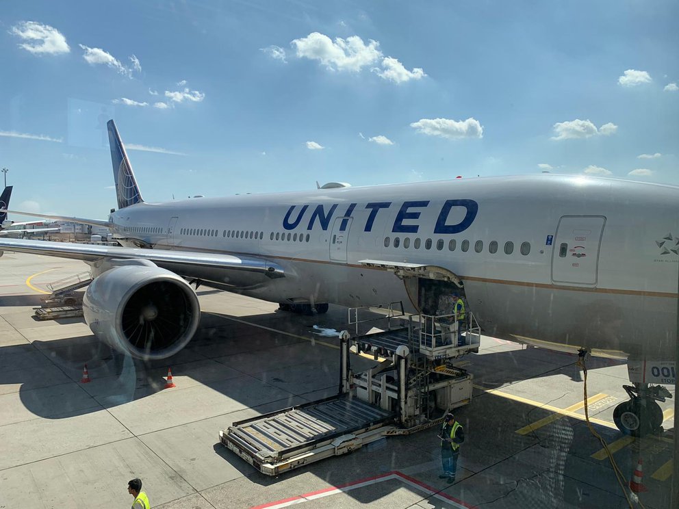 United Airlines Maschine wird von Technikern gewartet