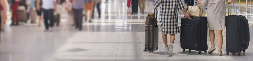 Passagiere schieben ihre Koffer durchs Terminal