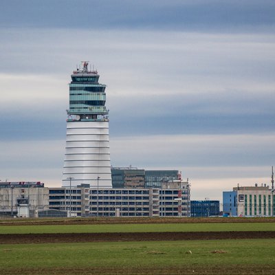 Grünfläche und Gebäude einschließlich Tower des Flughafens Wien-Schwechat