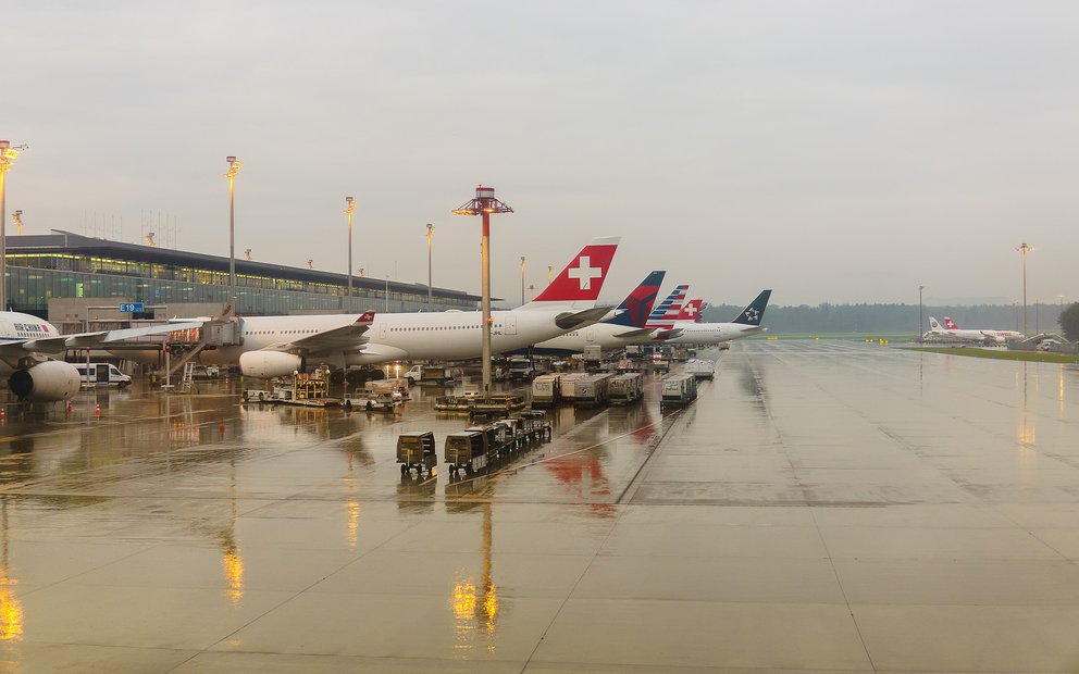 Flughafen Zürich: Rollfeld mit mehreren parkenden Jets im regen