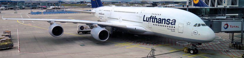 Lufthansa Flugzeug in Parkposition am Gate