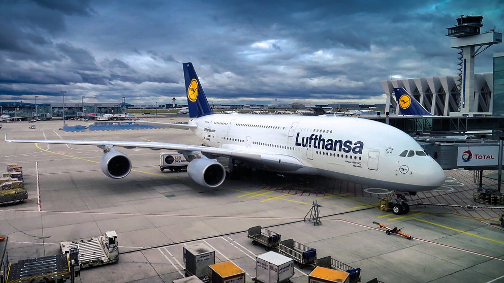 Lufthansa Flugzeug in Parkposition am Gate