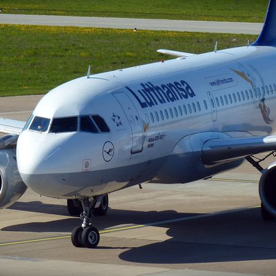 Lufthansa Maschine auf dem Rollfeld