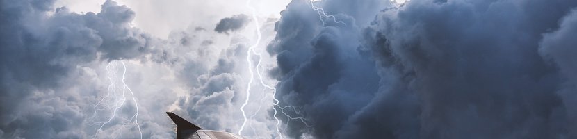 Tragfläche erwischt Blitz über den Wolken bei Gewitter