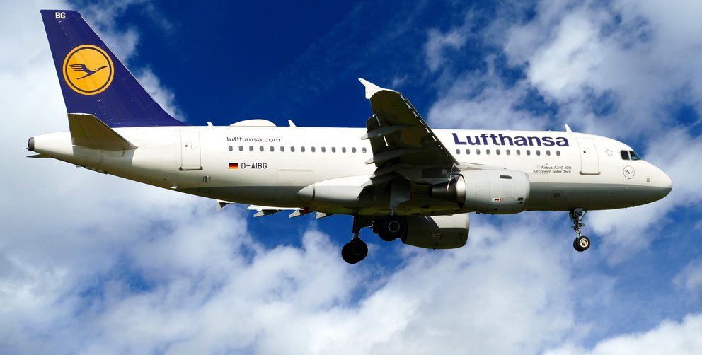 Lufthansa Flugzeug in der Luft unter blauem Himmel und Wolken