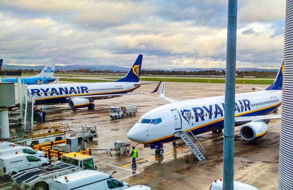 Ryanair-Jets während der Wartung am Gate.