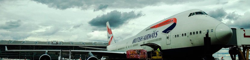 British Airways Jet beim Boarding am Terminal