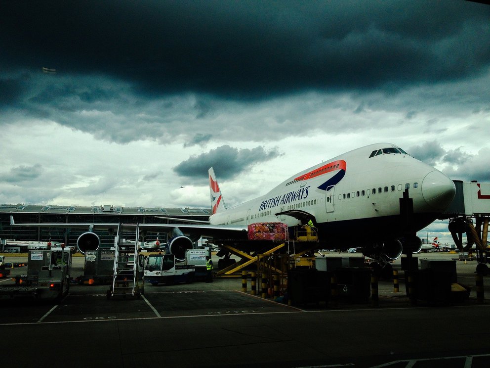 British Airways Jet beim Boarding am Terminal