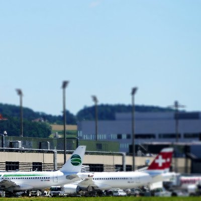 3 Jets während des Boardings am Flughafen-Terminal