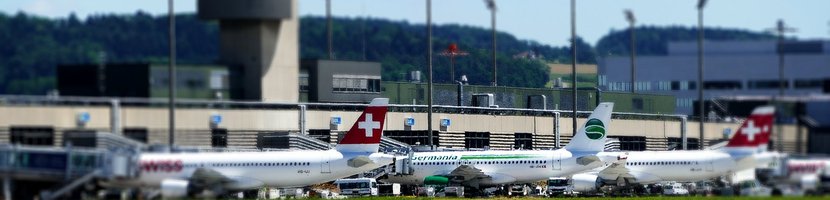3 Jets während des Boardings am Flughafen-Terminal