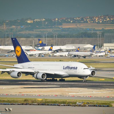 Eine Lufthansa Maschine im Vordergrund, mehrere im Hintergrund